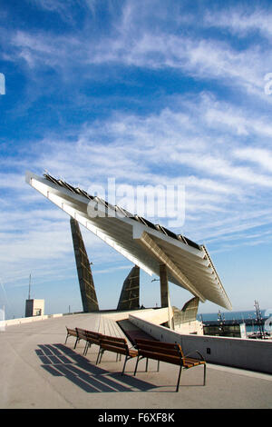 Panneau solaire énorme dans le port Forum, district Poblenou, Barcelone Banque D'Images