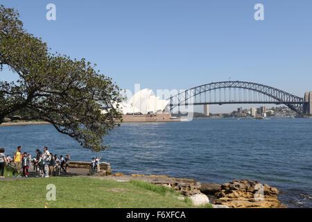 Vue vers l'Opéra de Sydney et Sydney Harbour Bridge de Mme Macquarie's Point. Banque D'Images