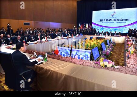 Kuala Lumpur, Malaisie. 21 Nov, 2015. Le Premier ministre chinois Li Keqiang aborde le 18e sommet Chine-ASEAN à Kuala Lumpur, Malaisie, le 21 novembre 2015. Crédit : Li Tao/Xinhua/Alamy Live News Banque D'Images