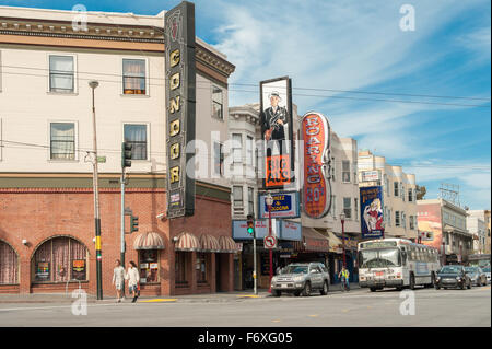 Les gens promenade le long de Broadway, à San Francisco, CA. Banque D'Images