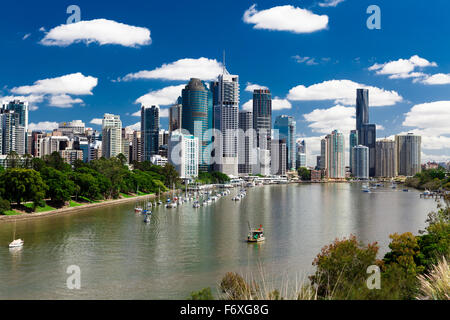 Brisbane, Australie - 18 NOV 2015 : La vue de Kangaroo Point surplombant la ville et le fleuve Brisbane pendant une journée ensoleillée. Banque D'Images
