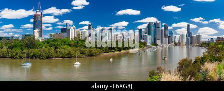 Brisbane, Australie - 18 NOV 2015 : vue panoramique à partir de Kangaroo Point surplombant la ville et le fleuve Brisbane pendant une journée ensoleillée. Banque D'Images