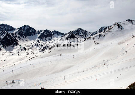 Les montagnes de neige dans les Pyrénées, et les pistes de ski à pas de la Casa, Andorre. Banque D'Images