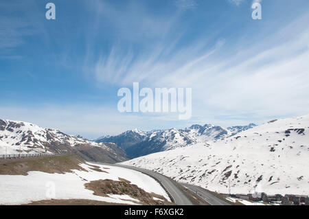 Route entre les montagnes de neige dans les Pyrénées, Pas de la Casa, Andorre. Banque D'Images