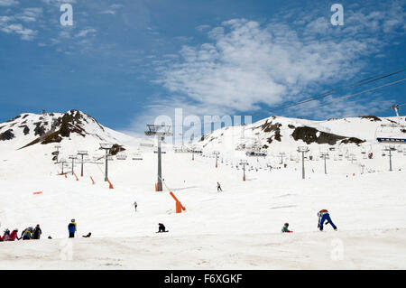 Les montagnes de neige dans les Pyrénées, et les pistes de ski à pas de la Casa, Andorre. Banque D'Images