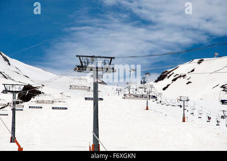 Télésiège en montagnes de neige dans les Pyrénées, et les pistes de ski à pas de la Casa, Andorre. Banque D'Images