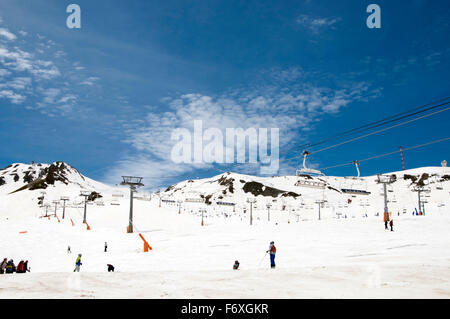 Les montagnes de neige dans les Pyrénées, et les pistes de ski à pas de la Casa, Andorre. Banque D'Images