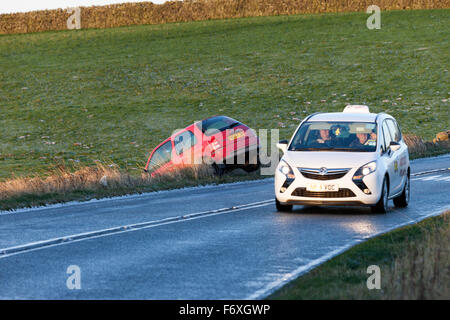 B6278 Teesdale, County Durham, Royaume-Uni. 21 novembre 2015. Météo britannique. La glace et la neige a créé des conditions routières dangereuses dans certaines parties du comté de Durham. Crédit : David Forster/Alamy Live News Banque D'Images