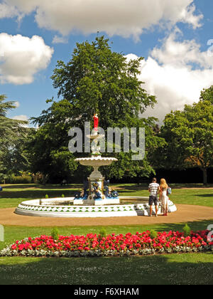 La fontaine en fonte Vivary Park, Taunton, Somerset, England, UK Banque D'Images