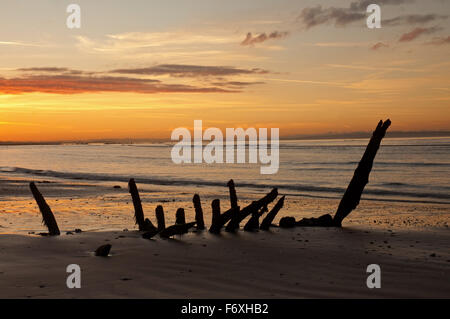 Naufrage au coucher du soleil sur les sables bitumineux Seton Banque D'Images