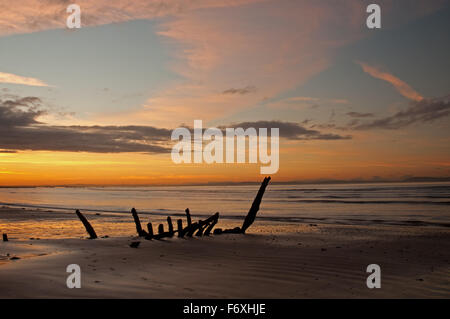 Naufrage au coucher du soleil sur les sables bitumineux Seton Banque D'Images