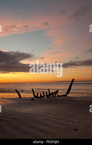 Naufrage au coucher du soleil sur les sables bitumineux Seton Banque D'Images