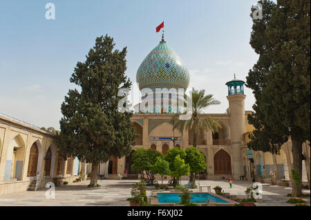 Imamzadeh-ye Ali Ebn-e mosquée Hamze, cour intérieure avec piscine, d'un mausolée, tombes, Shiraz, Iran Banque D'Images