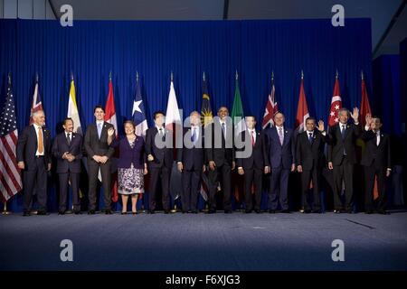 Le président des États-Unis, Barack le président Barack Obama se joint aux dirigeants du partenariat transpacifique en groupe à l'hôtel Sofitel Philippine Plaza Manila 18 novembre 2015 à Manille, aux Philippines. Comité permanent avec le président de gauche à droite : le premier ministre Malcolm Turnbull, de l'Australie ; le Sultan Haji Hassanal Bolkiah, Brunéi Darussalam ; Premier ministre du Canada, Justin Trudeau, la présidente Michelle Bachelet, Chili, le Premier ministre Shinzo Abe, Japon ; le premier ministre Najib Razak, Malaisie ; le Président Enrique Pena Nieto, le Mexique, le premier ministre John Key, Nouvelle-Zélande ; président Ollanta Moisés Humala Tasso, Pérou ; Premier Banque D'Images