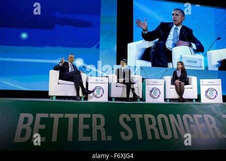 Le président des États-Unis, Barack parle de changement climatique avec Jack Ma, fondateur et Président du Groupe d''Alibaba et Aiusa Mijeno, co-fondateur et PDG de sel, au cours de la CEO Summit à la Makati Shangri-La, 18 novembre 2015 à Manille, aux Philippines. Banque D'Images