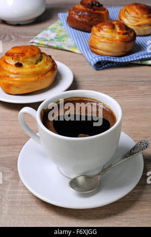 Tasse de café sur la table avec du pain aux raisins Banque D'Images