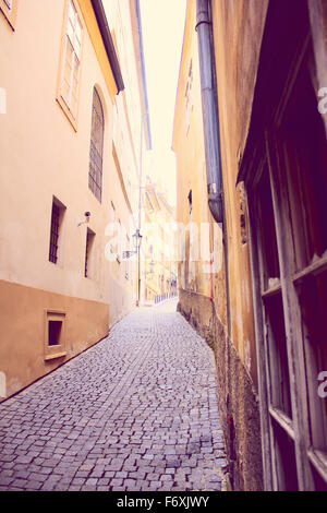 Allée piétonne étroite entre tenement houses in Prague. Stare Mesto. Vieille ville. Banque D'Images
