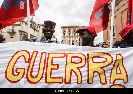 Rome, Italie. 21 Nov, 2015. Les membres de la FIOM CGIL prendre part à une manifestation anti-gouvernement pour protester contre le gouvernement italien dans le domaine de la "stabilité". Des milliers de manifestants participent à une manifestation anti-gouvernement appelé par FIOM CGIL, le syndicat des ouvriers, dans le centre-ville de Rome pour protester contre le gouvernement italien dans le domaine de la "stabilité". Credit : Giuseppe Ciccia/Pacific Press/Alamy Live News Banque D'Images