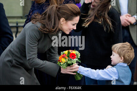 Caernarfon, Nord du Pays de Galles, Grande-Bretagne. 20 Nov, 2015. Catherine, duchesse de Cambridge, reçoit un bouquet de fleurs d'un petit garçon qu'elle arrive pour une visite à Caernarfon, au nord du Pays de Galles, Grande-Bretagne, 20 novembre 2015. Le duc et la duchesse de Cambridge sont dans le Nord du Pays de Galles à visiter projets de charité. Photo : Patrick van Katwijk/ POINT DE VUE - PAS DE FIL - SERVICE/dpa/Alamy Live News Banque D'Images