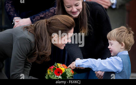 Caernarfon, Nord du Pays de Galles, Grande-Bretagne. 20 Nov, 2015. Catherine, duchesse de Cambridge, reçoit un bouquet de fleurs d'un petit garçon qu'elle arrive pour une visite à Caernarfon, au nord du Pays de Galles, Grande-Bretagne, 20 novembre 2015. Le duc et la duchesse de Cambridge sont dans le Nord du Pays de Galles à visiter projets de charité. Photo : Patrick van Katwijk/ POINT DE VUE - PAS DE FIL - SERVICE/dpa/Alamy Live News Banque D'Images