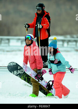 Shenyang, province de Liaoning en Chine. 21 Nov, 2015. Les touristes à ski ski Guaipo à Shenyang, Liaoning Province du nord-est de la Chine, le 21 novembre, 2015. Credit : Zhang Wenkui/Xinhua/Alamy Live News Banque D'Images