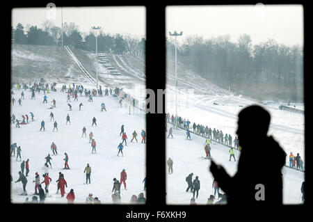 Shenyang, province de Liaoning en Chine. 21 Nov, 2015. Les touristes à ski ski Guaipo à Shenyang, Liaoning Province du nord-est de la Chine, le 21 novembre, 2015. Credit : Zhang Wenkui/Xinhua/Alamy Live News Banque D'Images