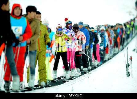 Shenyang, province de Liaoning en Chine. 21 Nov, 2015. Les touristes à ski ski Guaipo à Shenyang, Liaoning Province du nord-est de la Chine, le 21 novembre, 2015. Credit : Zhang Wenkui/Xinhua/Alamy Live News Banque D'Images