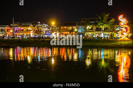 Lumières colorées sur la rivière Hoi An, Vietnam Banque D'Images