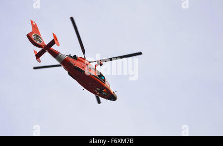 Seattle, Washington, USA. 20 Nov, 2015. Un hélicoptère est visible pendant l'aide humanitaire et les opérations de secours à Joint Base Lewis-McChord, au sud-ouest de Seattle, État de Washington, aux États-Unis le 20 novembre 2015. C'était la 3e fois que les Chinois et les soldats américains engagés dans l'échange de pratiques sur le terrain le genre, dans le cadre d'une gestion des catastrophes annuelles bilatérales programme d'échange visant à renforcer les capacités à coopérer en cas d'urgence. Source : Xinhua/Alamy Live News Banque D'Images