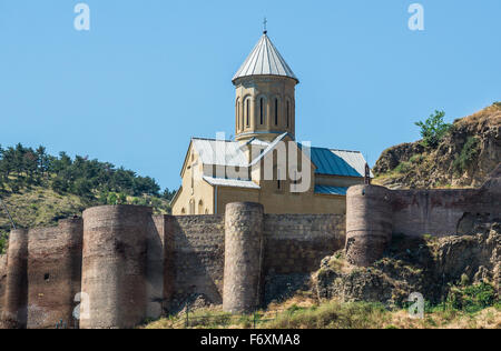 La forteresse de Narikala et murs de l'église St Nicholas à Tbilissi, capitale de la Géorgie Banque D'Images