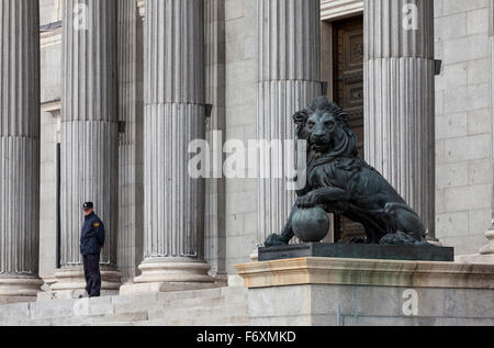 Lion de Bronze et guard quart au Congrès des députés, à Madrid, Espagne Banque D'Images