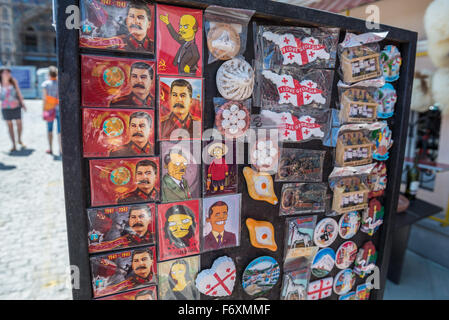 Des aimants de réfrigérateur sur souvenirs stand à Abano Street dans le quartier Abanotubani, Tbilissi, capitale de la Géorgie Banque D'Images