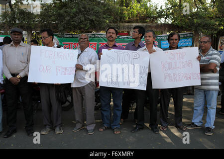 Dhaka, Bangladesh. 21 Nov, 2015. DHAKA, BANGLADESH 21 Novembre : communauté chrétienne fait chaîne humaine contre l'étranger tuant au Bangladesh en face de Press Club Dhaka le 21 novembre 2015. © Zakir Hossain Chowdhury/ZUMA/Alamy Fil Live News Banque D'Images