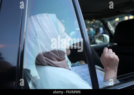 Dhaka, Bangladesh. 21 Nov, 2015. Femme de criminel de guerre mort Salauddin Quader Chowdhury devant Bangabhaban alors que son fils essaie de rencontrer le président à Dhaka le 21 novembre 2015. Après le refus de rencontrer le président Hummam Bangabhaban a dit que les fonctionnaires n'ont pas permis de rencontrer le président dire qu'il y a une procédure pour rencontrer le président et vous n'avez pas réalisé la procédure. Zakir Hossain Chowdhury Crédit : zakir/Alamy Live News Banque D'Images