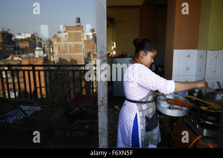 Katmandou, Népal. 21 Nov, 2015. Une femme népalaise à la cuisson des aliments à l'aide de méthodes traditionnelles dans Jhochhen, Katmandou, Népal le 21 novembre 2015. Les habitants sont désespérés pour la cuisson des bouteilles de gaz en raison du blocus continu à Nepal-India border depuis 100 jours. Les personnes ayant commencé à acheter des bouteilles de gaz illégalement par 3 fois plus de dépenses en raison de la pénurie et le manque d'approvisionnement. Photo/Skanda Skanda Gautam Gautam © ZUMA/wire/Alamy Live News Banque D'Images