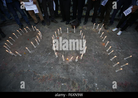 Katmandou, Népal. 21 Nov, 2015. Militants népalais participer à une veillée aux chandelles en allumant 100 bougies pour observer une minute de silence marquant 100 jours de protestation Madhes Nepal-India blocus de la frontière et le décès suivant en ces jours dans Maitighar Mandala, Katmandou, Népal le samedi, Novembre 21, 2015. Les gens de Katmandou, qui en solidarité avec la population du Madhes ont été en utilisant le hashtag # populaires. KTMwithMadhes Crédit photo/Skanda Gautam Gautam Skanda : Fil/ZUMA/Alamy Live News Banque D'Images