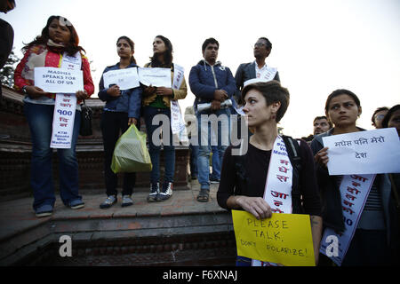 Katmandou, Népal. 21 Nov, 2015. Militants népalais tiennent des pancartes comme ils participent à une veillée aux chandelles en allumant 100 bougies pour observer une minute de silence marquant 100 jours de protestation Madhes Nepal-India blocus de la frontière et le décès suivant en ces jours dans Maitighar Mandala, Katmandou, Népal le samedi, Novembre 21, 2015. Les gens de Katmandou, qui en solidarité avec la population du Madhes ont été en utilisant le hashtag # populaires. KTMwithMadhes Crédit photo/Skanda Gautam Gautam Skanda : Fil/ZUMA/Alamy Live News Banque D'Images