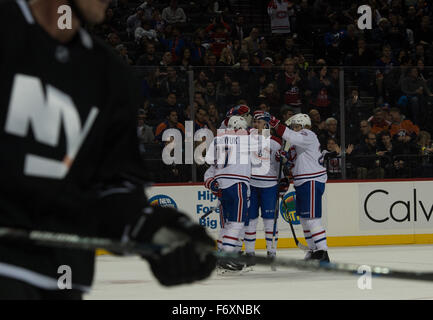 New York, NY, USA. 20 Nov, 2015. Canadiens de Montréal célébrer un but par le défenseur Jeff Petry (26) lors de la 2e période d'un match de hockey, Barclays Center, vendredi, 20 novembre, 2015. © Bryan Smith/ZUMA/Alamy Fil Live News Banque D'Images