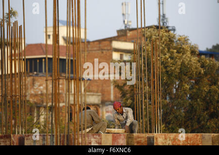 Katmandou, Népal. 21 Nov, 2015. Des ouvriers népalais en plaçant des troncs pour les travaux de construction à Maitighar, Katmandou, Népal le 21 novembre 2015. Les travaux de construction ont été interrompus pendant plusieurs mois après le devestation causé par le séisme du 25 avril qui s'est produite plus tôt cette année au Népal, qui a fait plus de 9 000 vies. Photo/Skanda Skanda Gautam Gautam © ZUMA/wire/Alamy Live News Banque D'Images