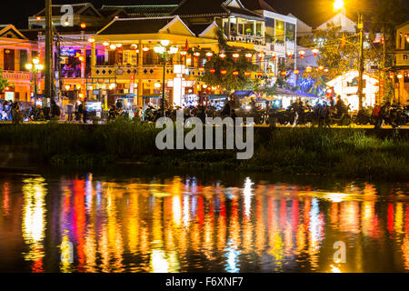 Lumières colorées sur la rivière Hoi An, Vietnam Banque D'Images