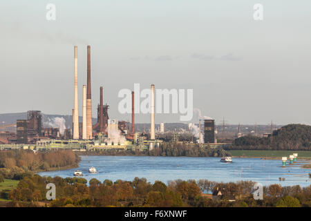 Cuisson à la cokerie au bord du Rhin près de Duisburg, Allemagne avec certains navires sur le fleuve. Banque D'Images