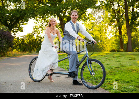 EUGENE, OR - 9 août 2014 : sur un tandem à l'extérieur pour un portrait le jour de leur mariage. Banque D'Images