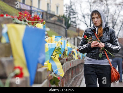 Kiev, Ukraine. 21 Nov, 2015. Les Ukrainiens déposer des fleurs et allumer des bougies à la mémoire des victimes des manifestations anti-gouvernementales sur Maidan dans la rue Institutska, pendant le deuxième anniversaire de la révolution d'Euromaidan à Kiev, Ukraine, le 21 novembre 2015. Le 21 novembre 2013 a commencé des militants une manifestation de protestation contre le gouvernement après le premier ministre Mykola Azarov a annoncé la suspension d'un traité historique avec l'Union européenne. La suite mené à la destitution du Président Viktor Ianoukovitch, la création de clivages politiques à travers le pays qui ont éclaté dans les conflits violents entre les séparatistes Banque D'Images