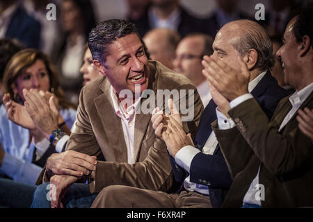 Barcelone, Catalogne, Espagne. 21 Nov, 2015. XAVIER GARCIA ALBIOL (R), leader du CPP dans le parlement catalan s'amuse au début de la présentation de les candidats du parti pour les élections générales du 20 décembre Crédit : Matthias Rickenbach/ZUMA/Alamy Fil Live News Banque D'Images