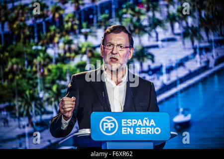 Barcelone, Catalogne, Espagne. 21 Nov, 2015. Le Premier ministre espagnol et président du PP Mariano Rajoy adresse à l'auditoire au cours de la présentation de la candidats du parti pour les élections générales du 20 décembre Crédit : Matthias Rickenbach/ZUMA/Alamy Fil Live News Banque D'Images