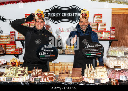 Glasgow, Royaume-Uni. 21 Nov, 2015. Avec seulement 33 jours avant Noël, l'assemblée annuelle de la rue du Marché International de Glasgow une fois de plus s'avère être une grande attraction. Les clients mystères se sont l'achat de cadeaux, de souvenirs et de l'alimentation des nombreux stand, y compris ceux de l'Allemagne, l'Espagne, l'Italie, la Russie et la France Crédit : Findlay/Alamy Live News Banque D'Images