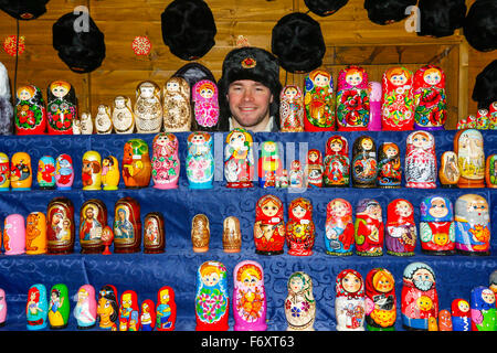 Glasgow, Royaume-Uni. 21 Nov, 2015. Avec seulement 33 jours avant Noël, l'assemblée annuelle de la rue du Marché International de Glasgow une fois de plus s'avère être une grande attraction. Les clients mystères se sont l'achat de cadeaux, de souvenirs et de l'alimentation des nombreux stand, y compris ceux de l'Allemagne, l'Espagne, l'Italie, la Russie et la France Crédit : Findlay/Alamy Live News Banque D'Images