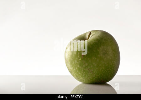 Seul green Granny Smith apple sur fond blanc Banque D'Images