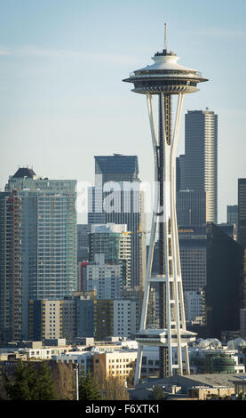 Seattle, Washington, USA. 20 Nov, 2015. Seattle, fondée en 1852, à l'Elliott Bay le long de Puget Sound, a longtemps été l'accueil de plusieurs village amérindien qui remonte à plusieurs milliers d'années, et est nommé pour le chef Sealth, ''Seattle, des tribus Duwamish et Suquamish. --- Sur la photo, le Seattle Skyline peut être vu dans le sud-est de voir est à la Kerry Park sur Queen Anne Hill sur un après-midi d'automne. © David Bro/ZUMA/Alamy Fil Live News Banque D'Images