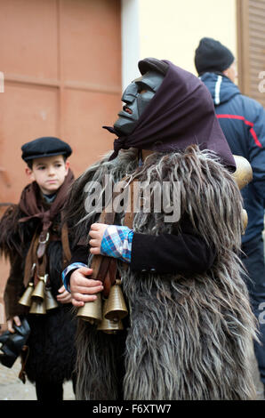 Mamuthones Carnaval sarde à masque d'Orgosolo, en Sardaigne, Italie Banque D'Images